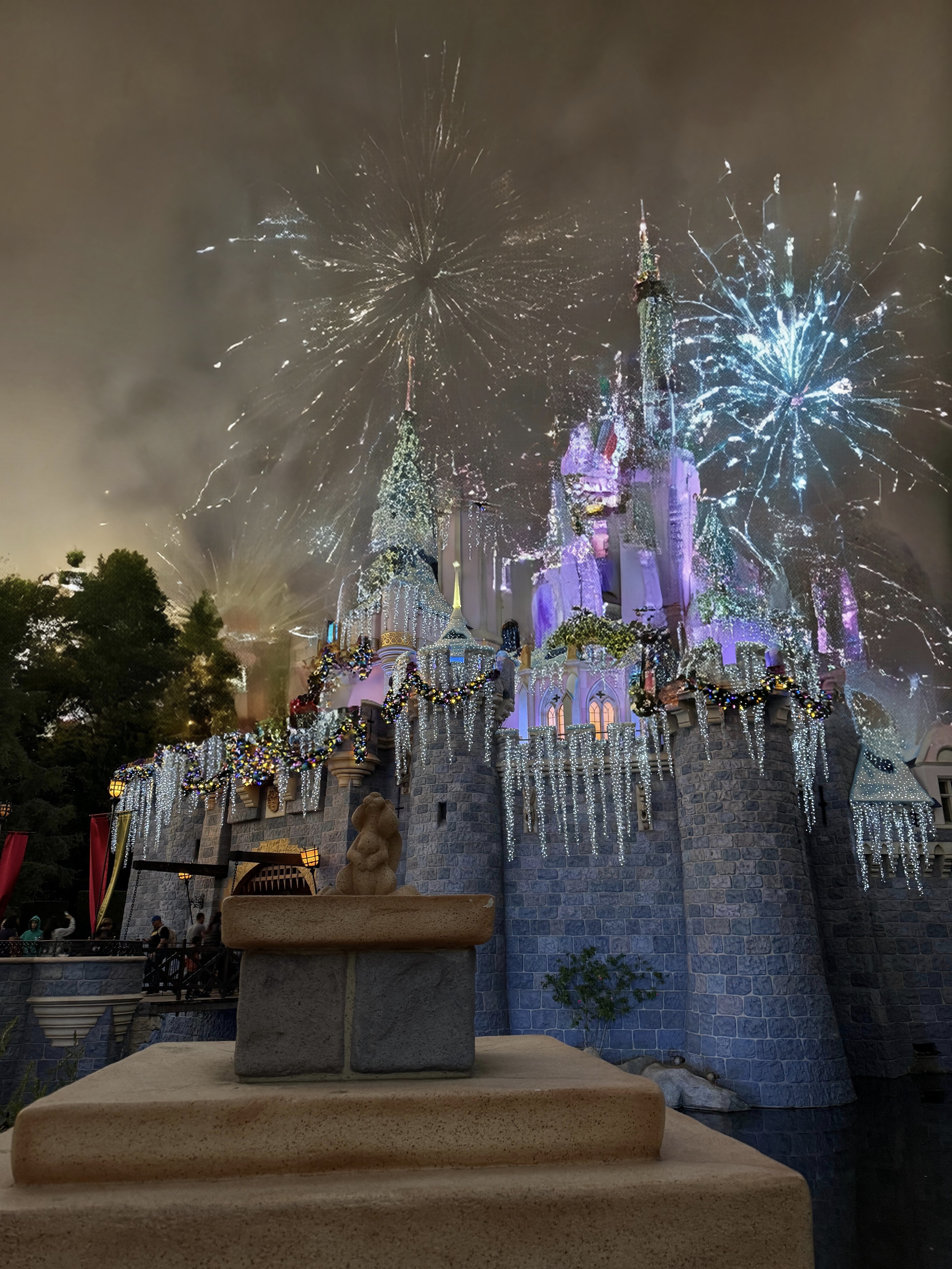 使用Google Pixel 8上的魔术编辑器编辑的迪士尼乐园睡美人城堡的照片。