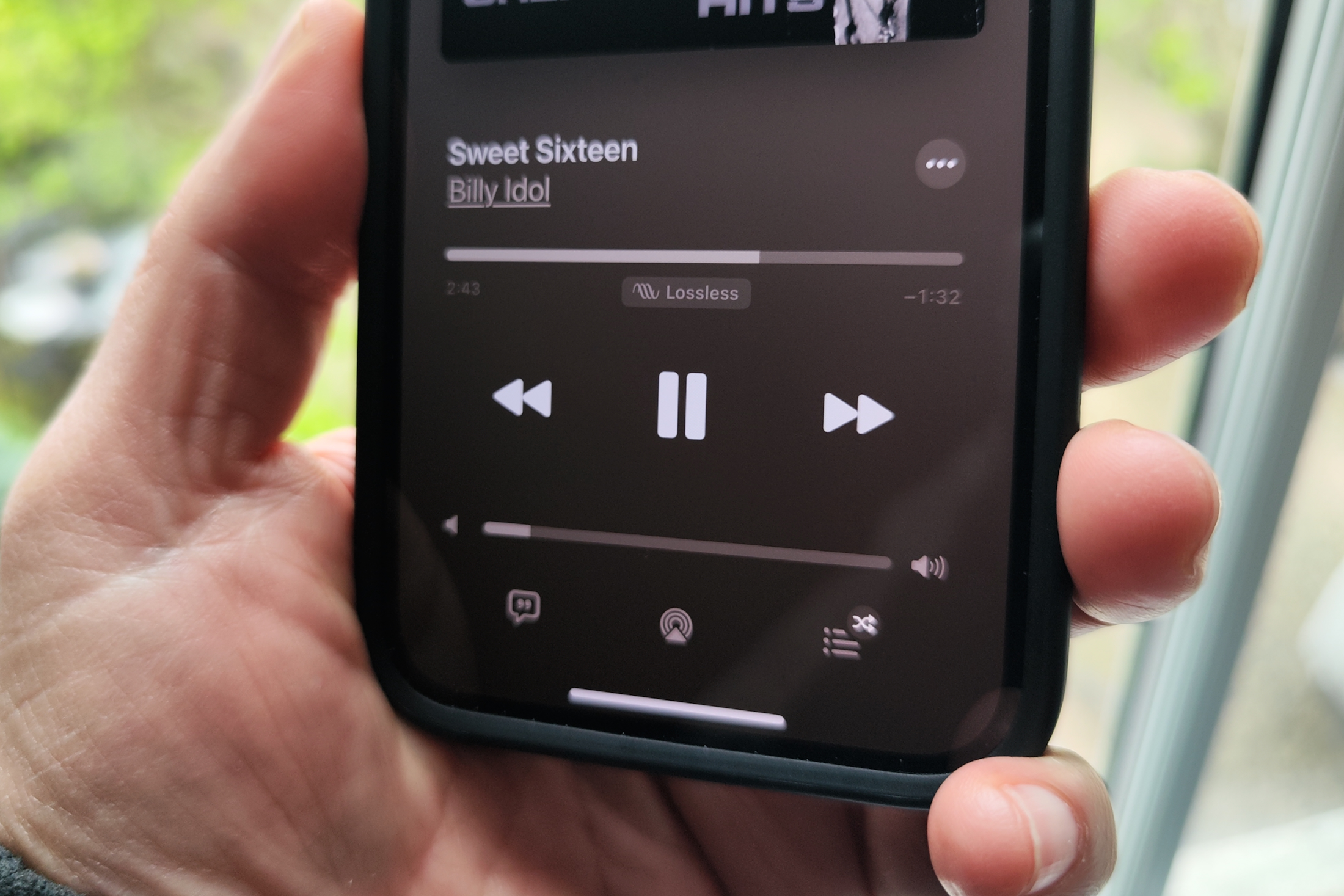 Apple Music em um iPhone 14 reproduzindo uma versão de áudio lossless de Sweet Sixteen, de Billy Idol.