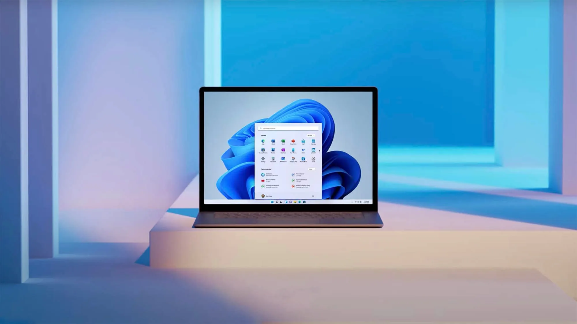 노트북 앞에 다채로운 배경 위의 윈도우 11