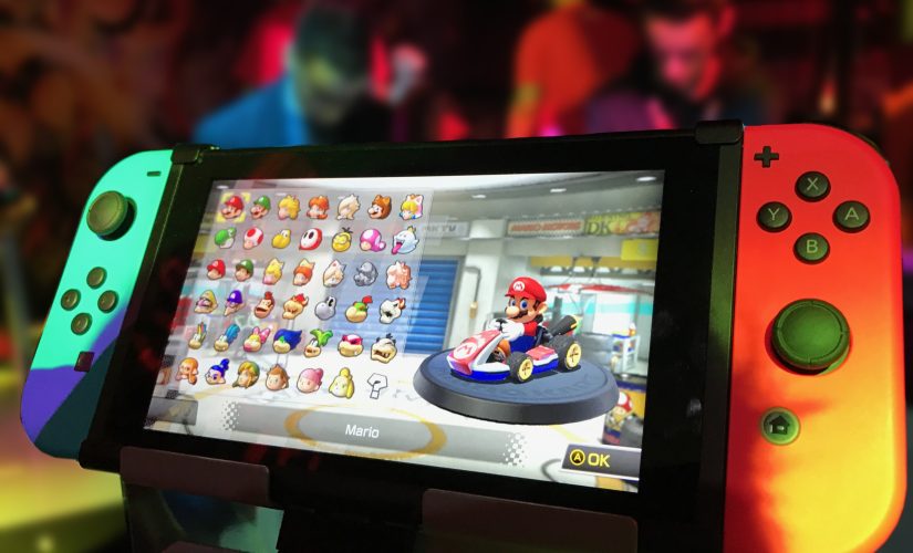 Console Nintendo Switch con Mario Kart sullo schermo