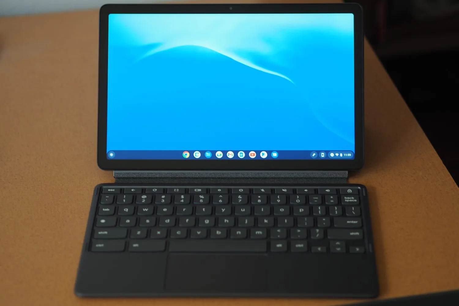 Lenovo Chromebook Duet 3의 전면을 보여주는 디스플레이와 키보드.