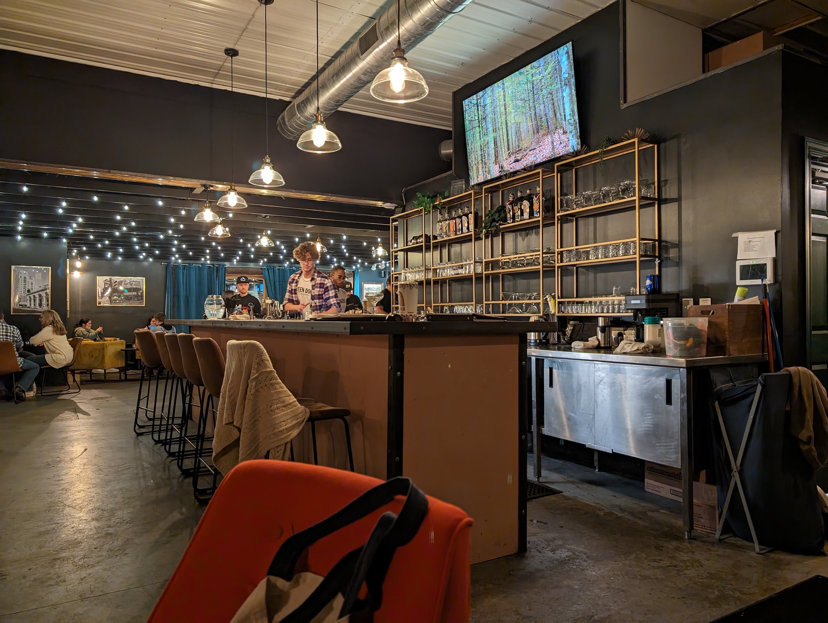 使用Google Pixel 8 Pro拍摄的一家昏暗酒吧的照片。