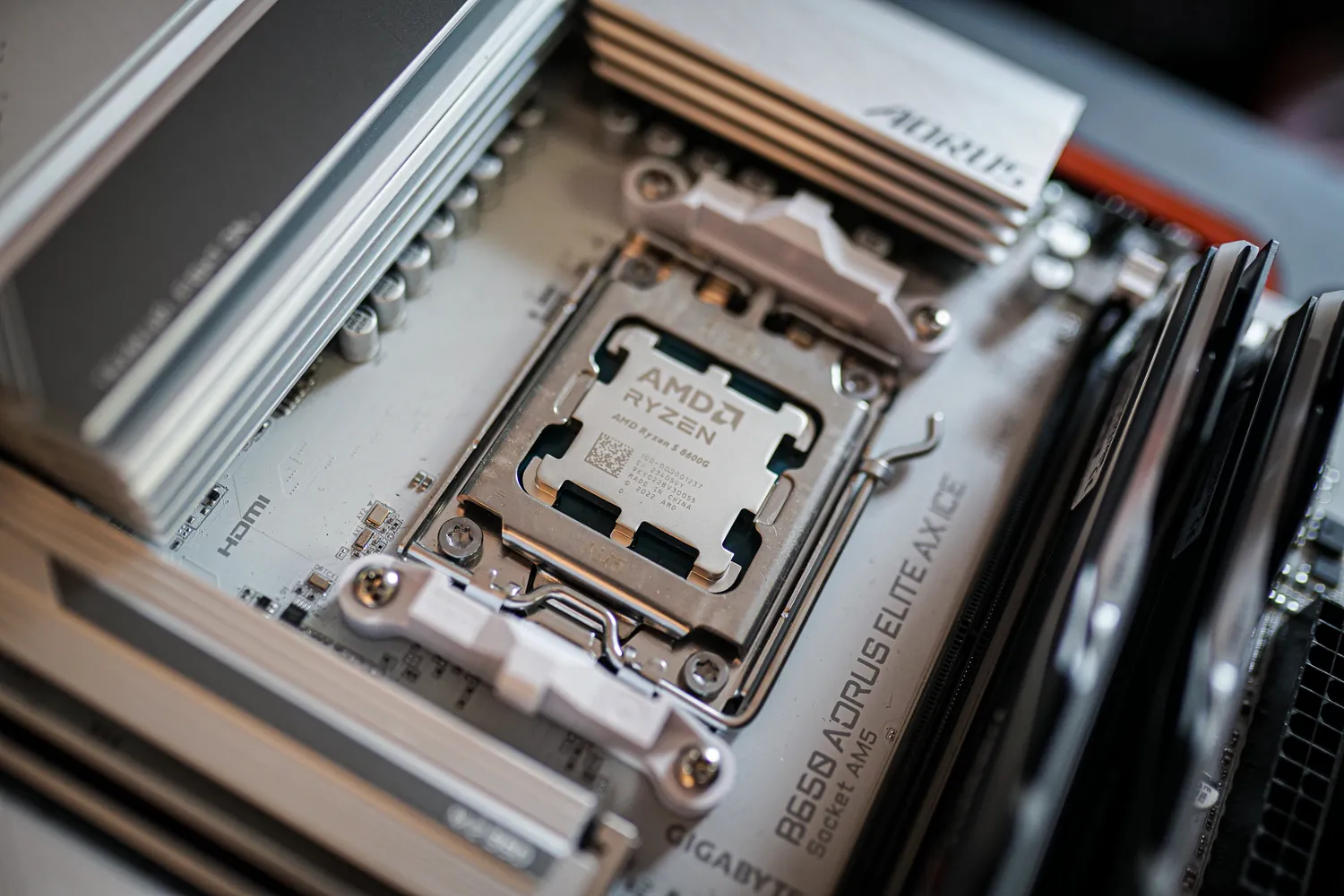 O APU AMD Ryzen 5 8600G instalado em uma placa-mãe.