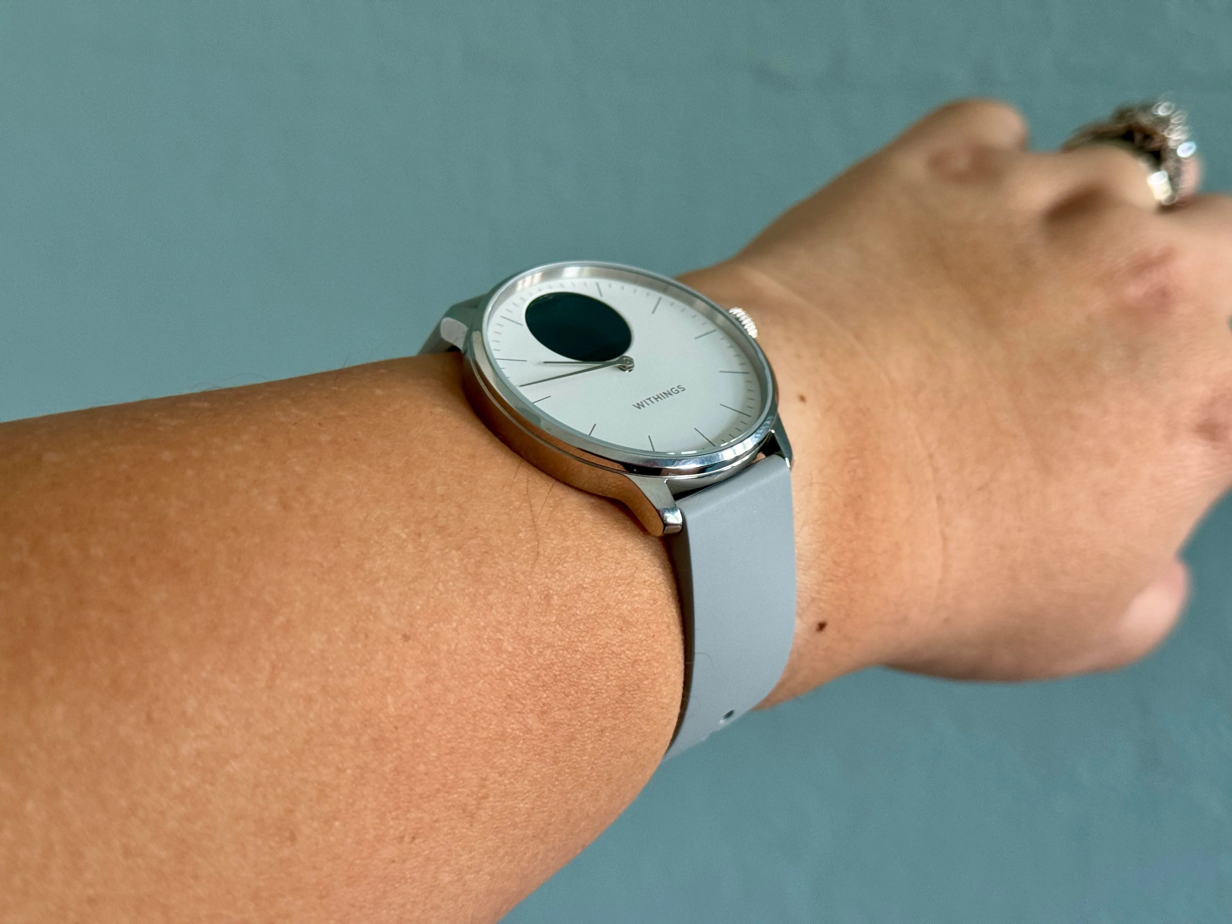 Withings ScanWatch Light indossato al polso con display spento.