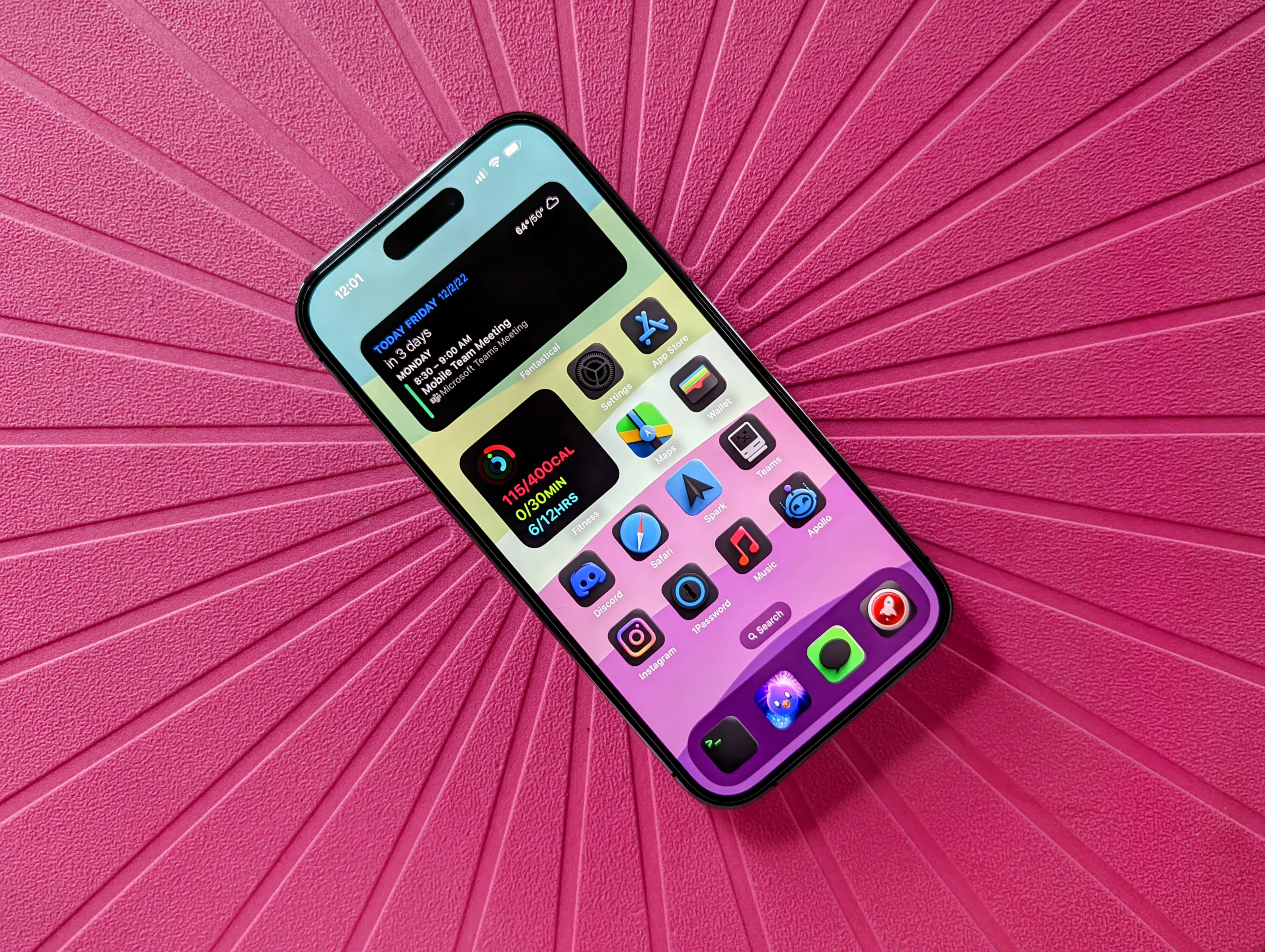 Tela inicial do iPhone 14 Pro com ícones de aplicativos personalizados e os widgets Activity e Fantastical