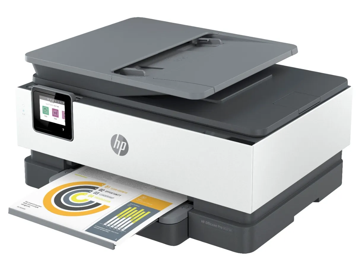 A impressora jato de tinta HP OfficeJet Pro 8025e sem fio tudo-em-um em um fundo branco.