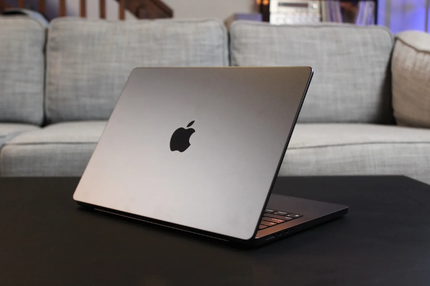 Крышка MacBook Pro на черном столе.