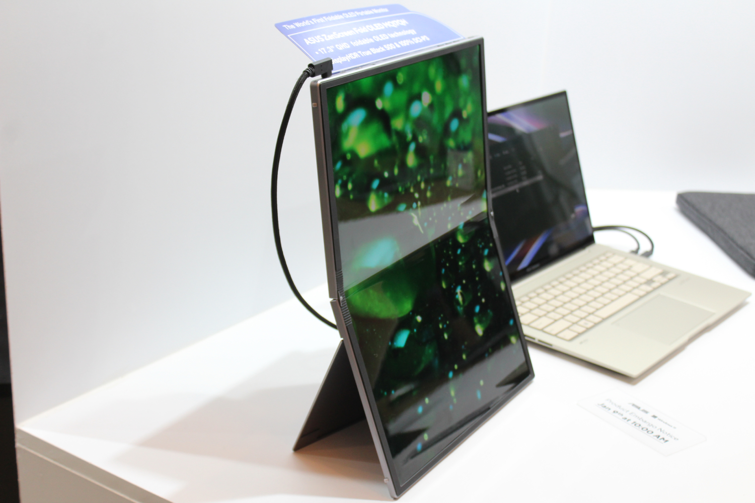 Lo ZenScreen Fold in piedi accanto a un laptop.