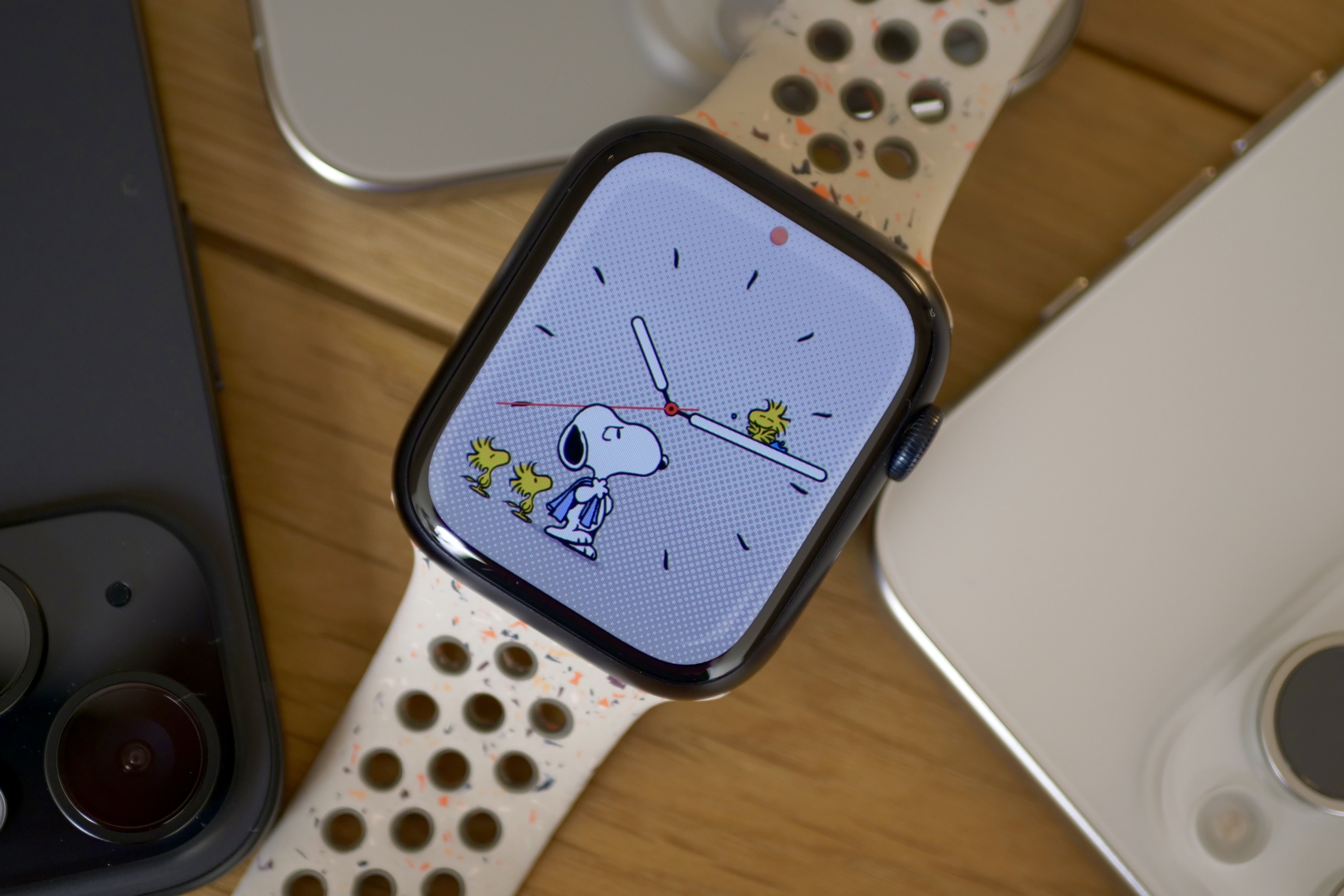 Циферблат Snoopy на Apple Watch Series 9.