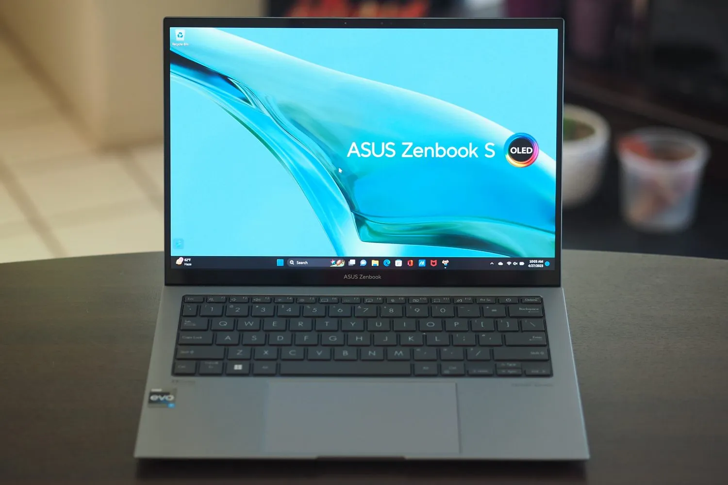 Дисплей и клавиатура Asus ZenBook S 13 OLED 2023.