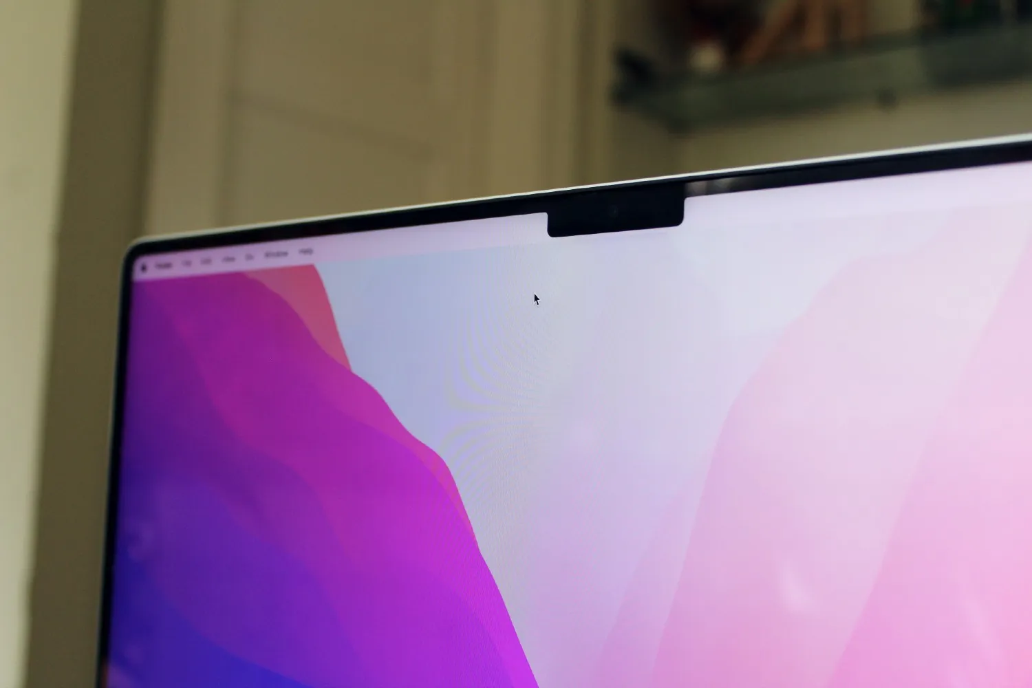 Um close-up do MacBook Pro 2021 mostrando o entalhe da tela.