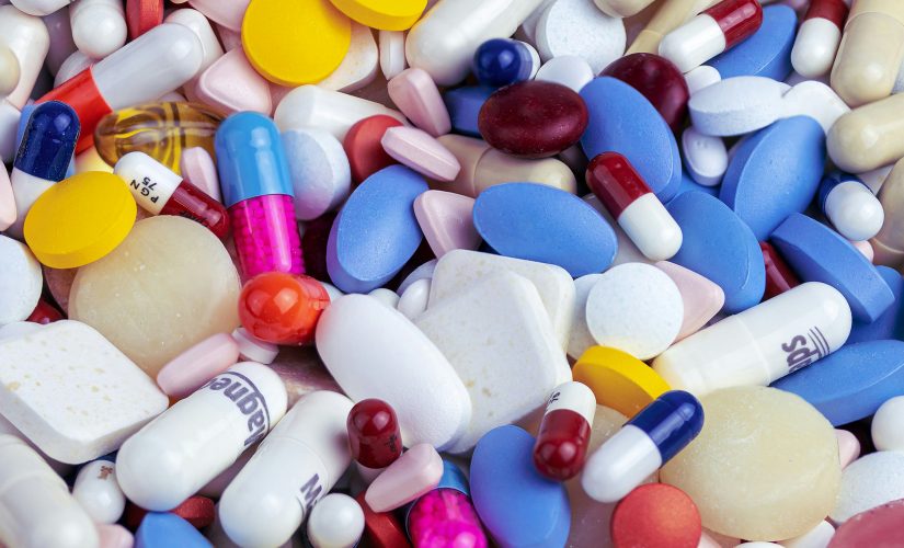 una selezione multicolore di pillole