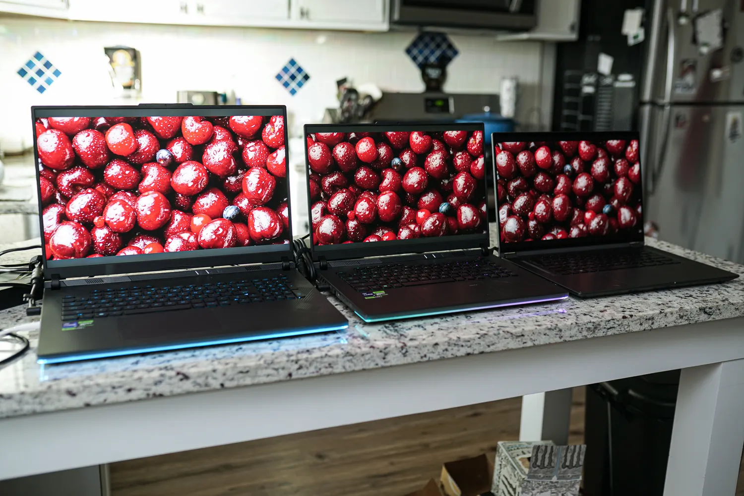 Uma demo HDR reproduzida em três laptops mini-LED.