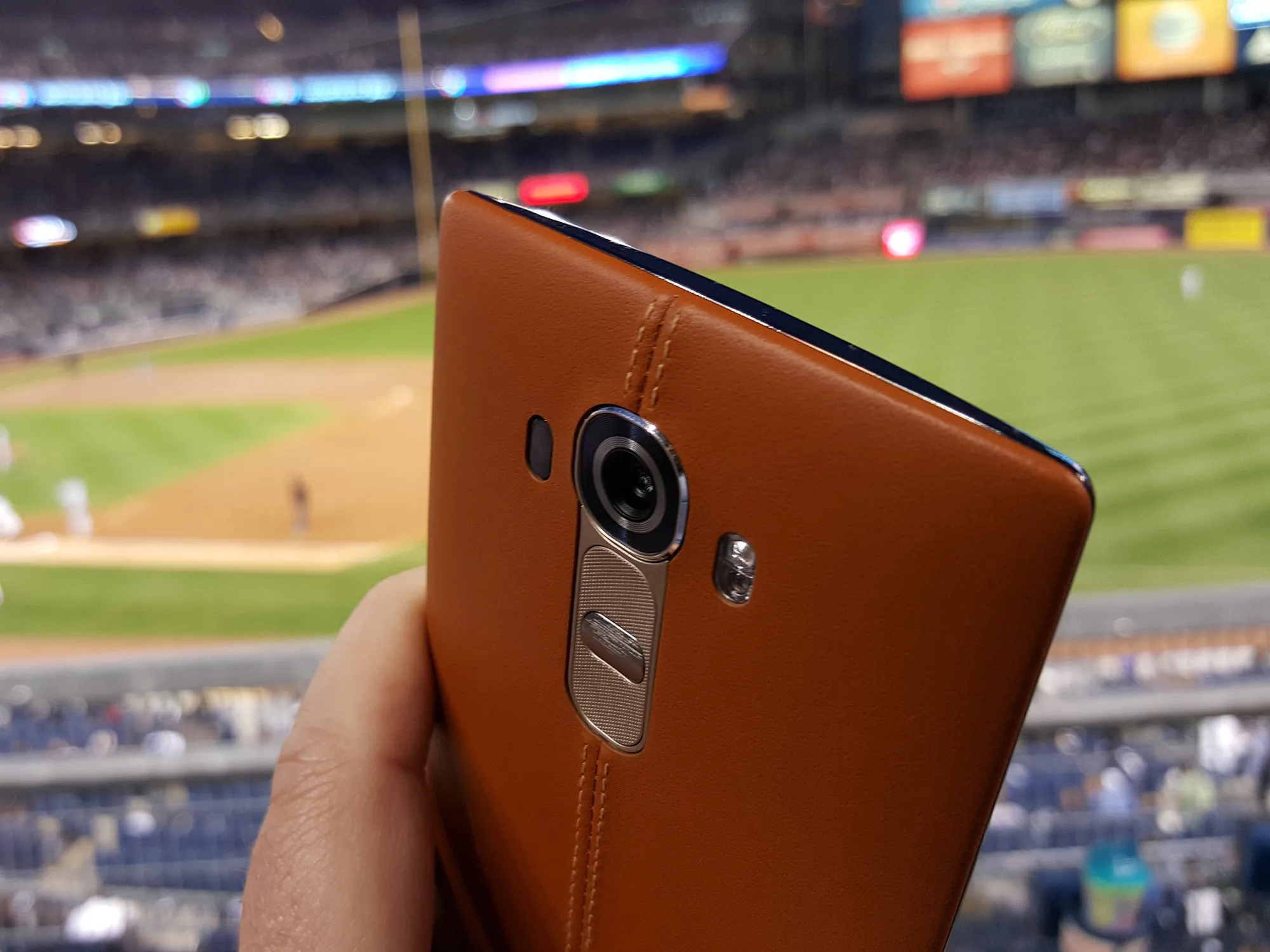 O LG G4 com um revestimento de couro, no Yankee Stadium, em 2015.
