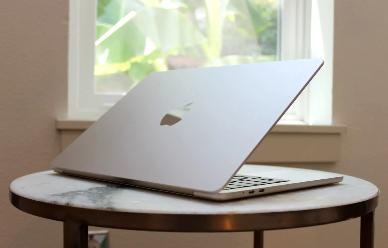 Il MacBook Air su un tavolo di fronte a una finestra.