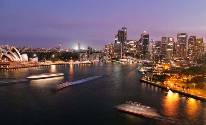Вид на гавань из воздуха в Сиднее, Австралия. Австралийская ставочная компания SportsChamps была оштрафована за нарушения в рекламе