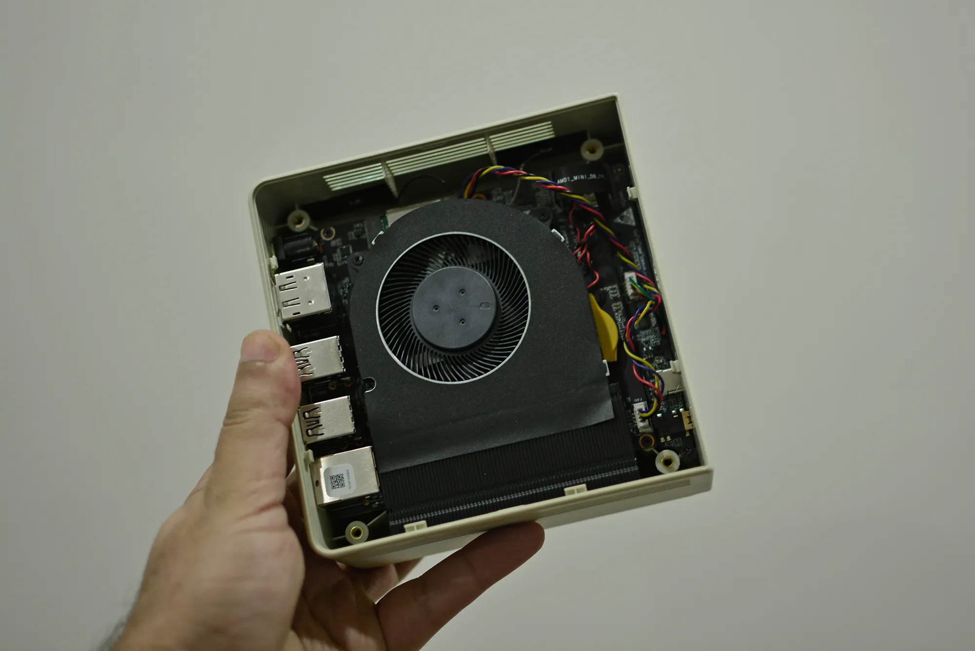 A solução de refrigeração interna no Ayaneo Retro Mini PC AM01.