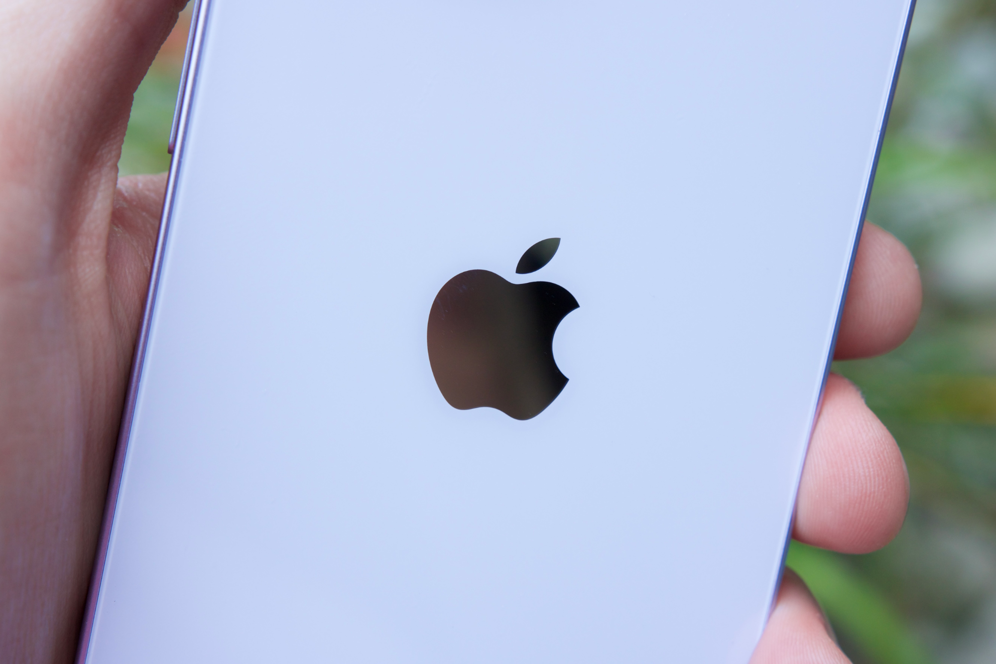 O logotipo da Apple na parte de trás de um iPhone 14.