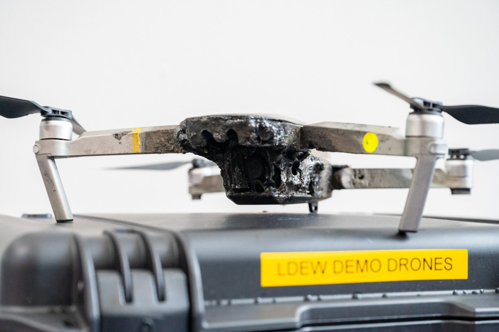 imagem de drone atingido pela arma laser dragonfire