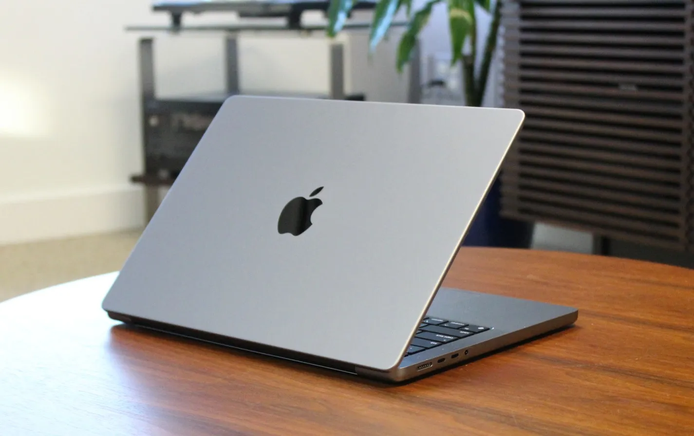El MacBook Pro en una mesa de madera
