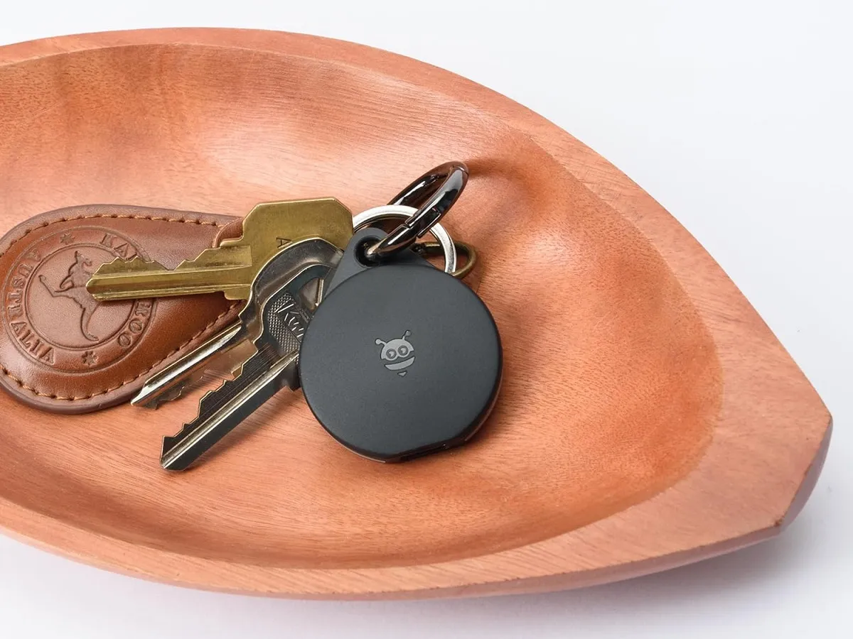 O rastreador Bluetooth Pebblebee Clip, anexado às chaves.