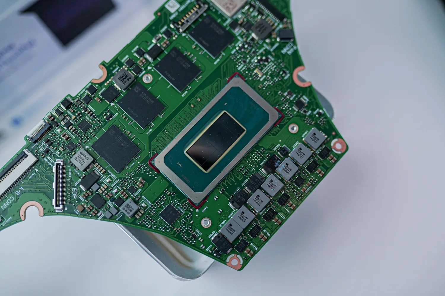 一颗Intel Meteor Lake处理器插在主板上