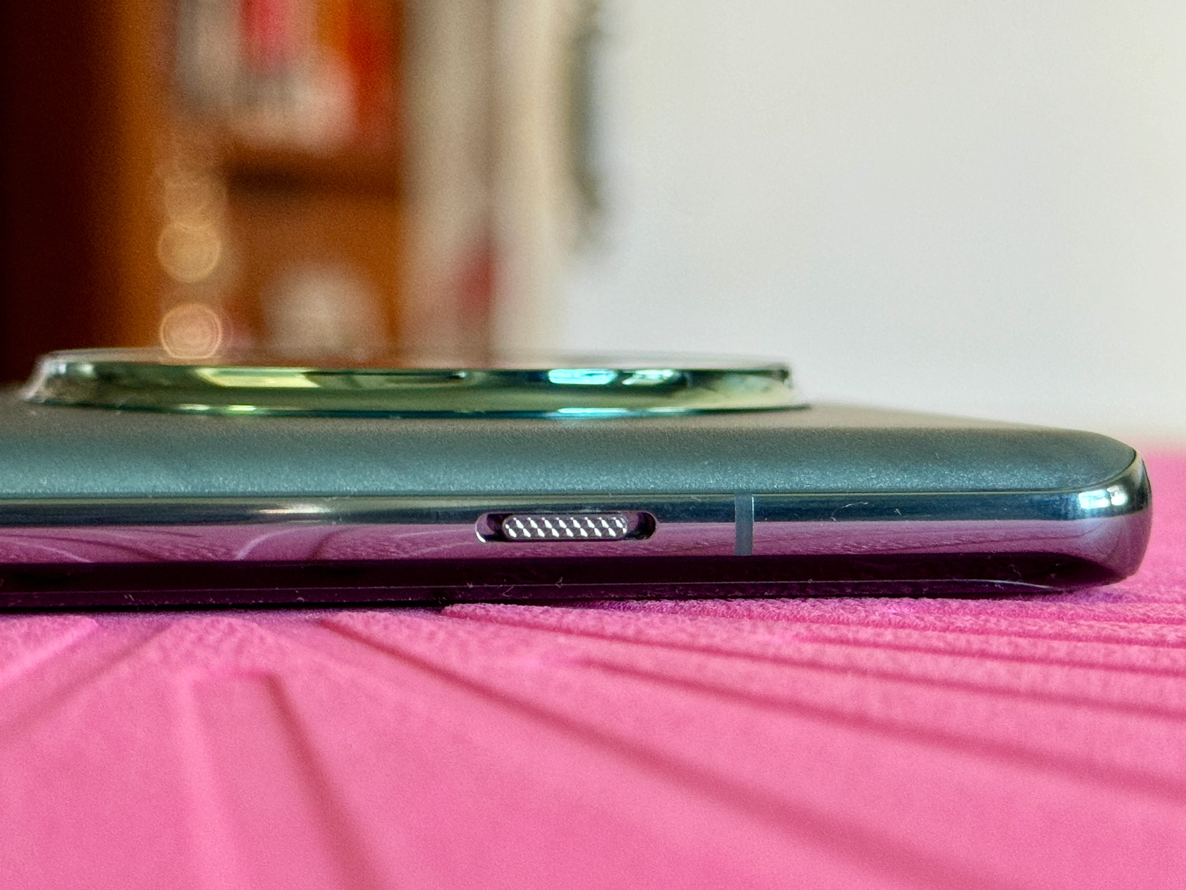 OnePlus 12 в цвете Flowy Emerald, на котором виден переключатель уведомлений на рамке.