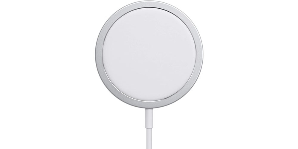 Caricabatterie wireless Apple MagSafe su sfondo bianco.