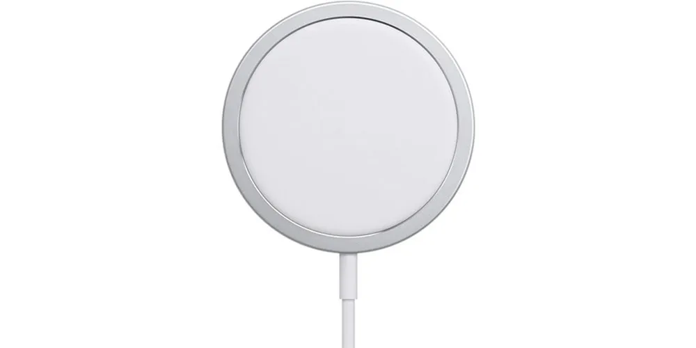 Caricabatterie wireless Apple MagSafe su sfondo bianco.