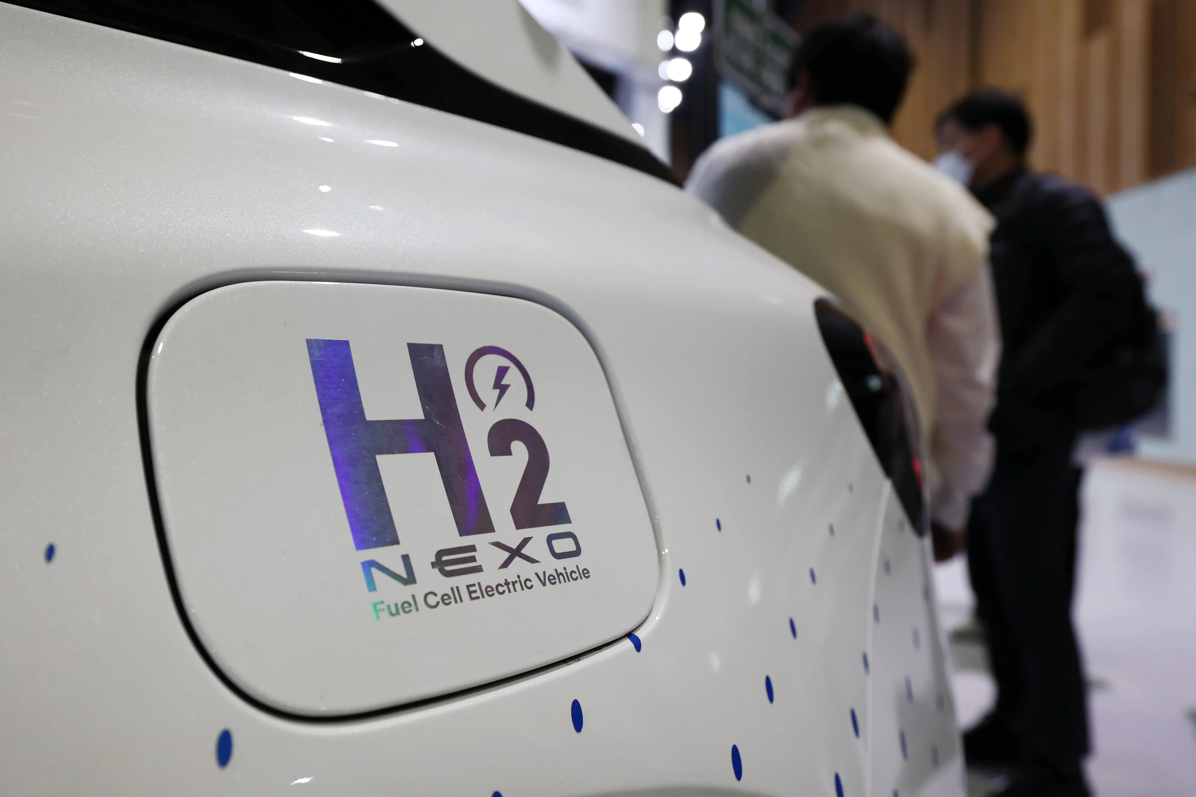 Fórmula química para hidrogênio é exibida na tampa do tanque de combustível de um veículo Hyundai.