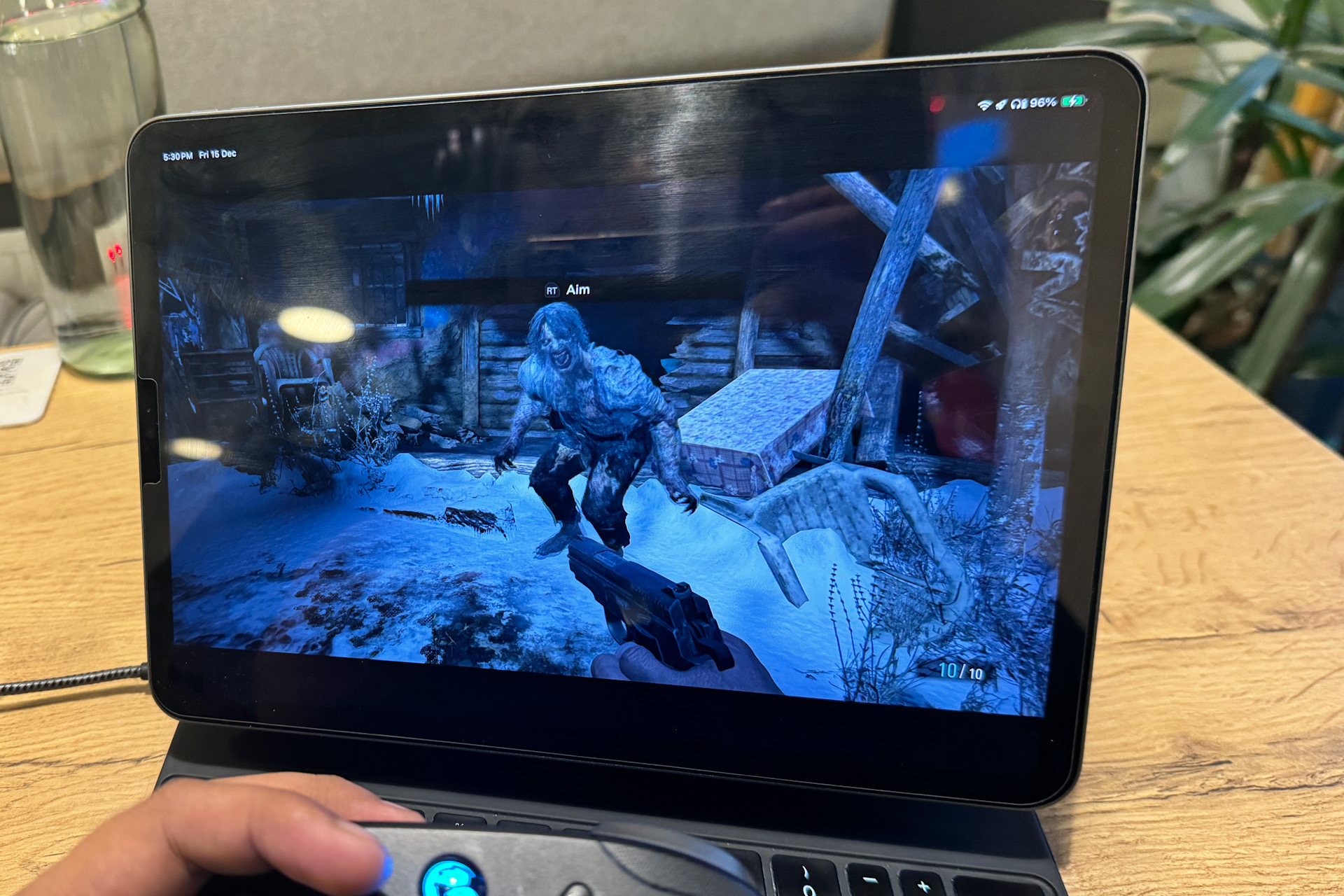 Enfrentando um monstro em Resident Evil Village no iPad Pro.
