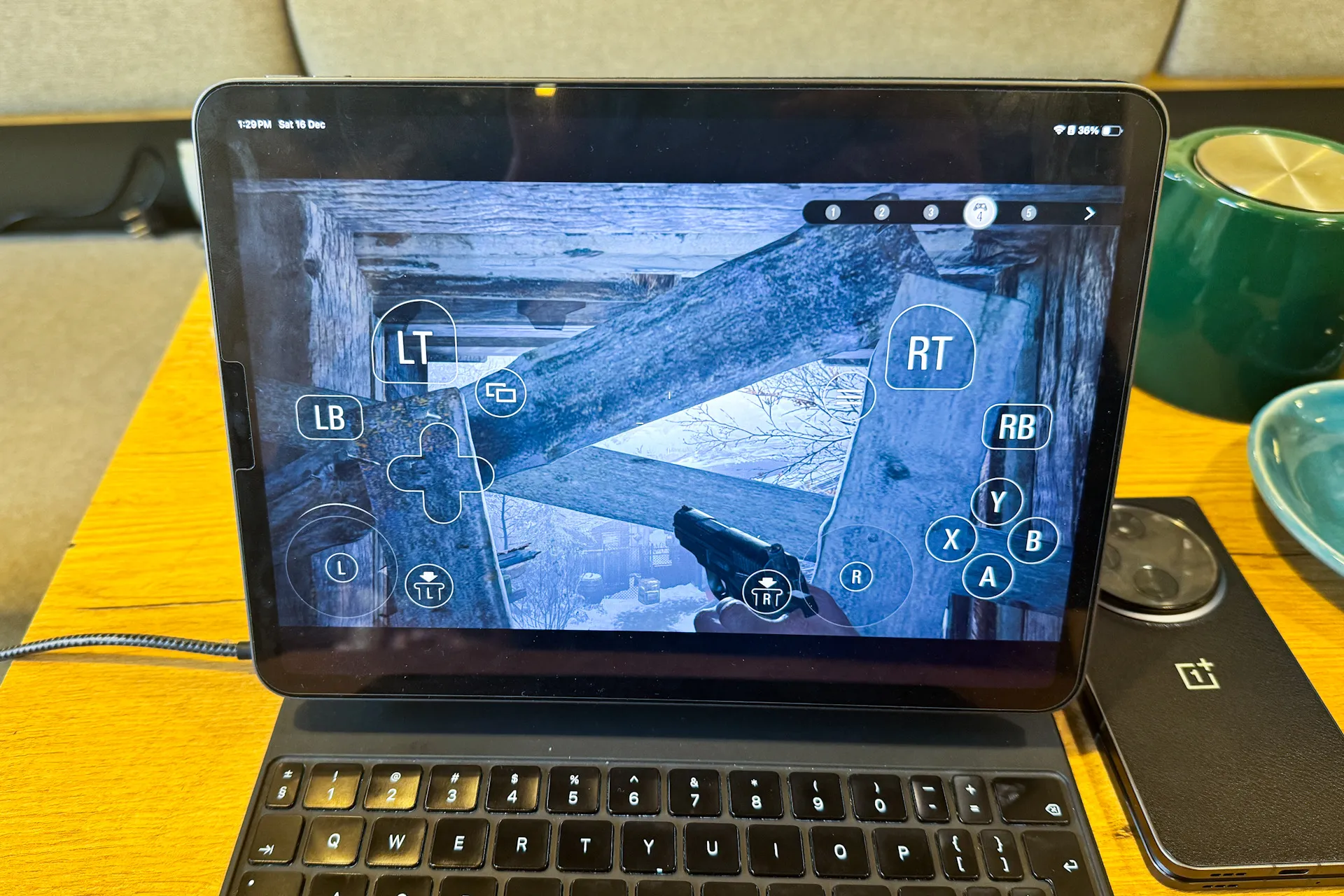 iPad Pro에서의 Resident Evil Village에서의 화면 제어.