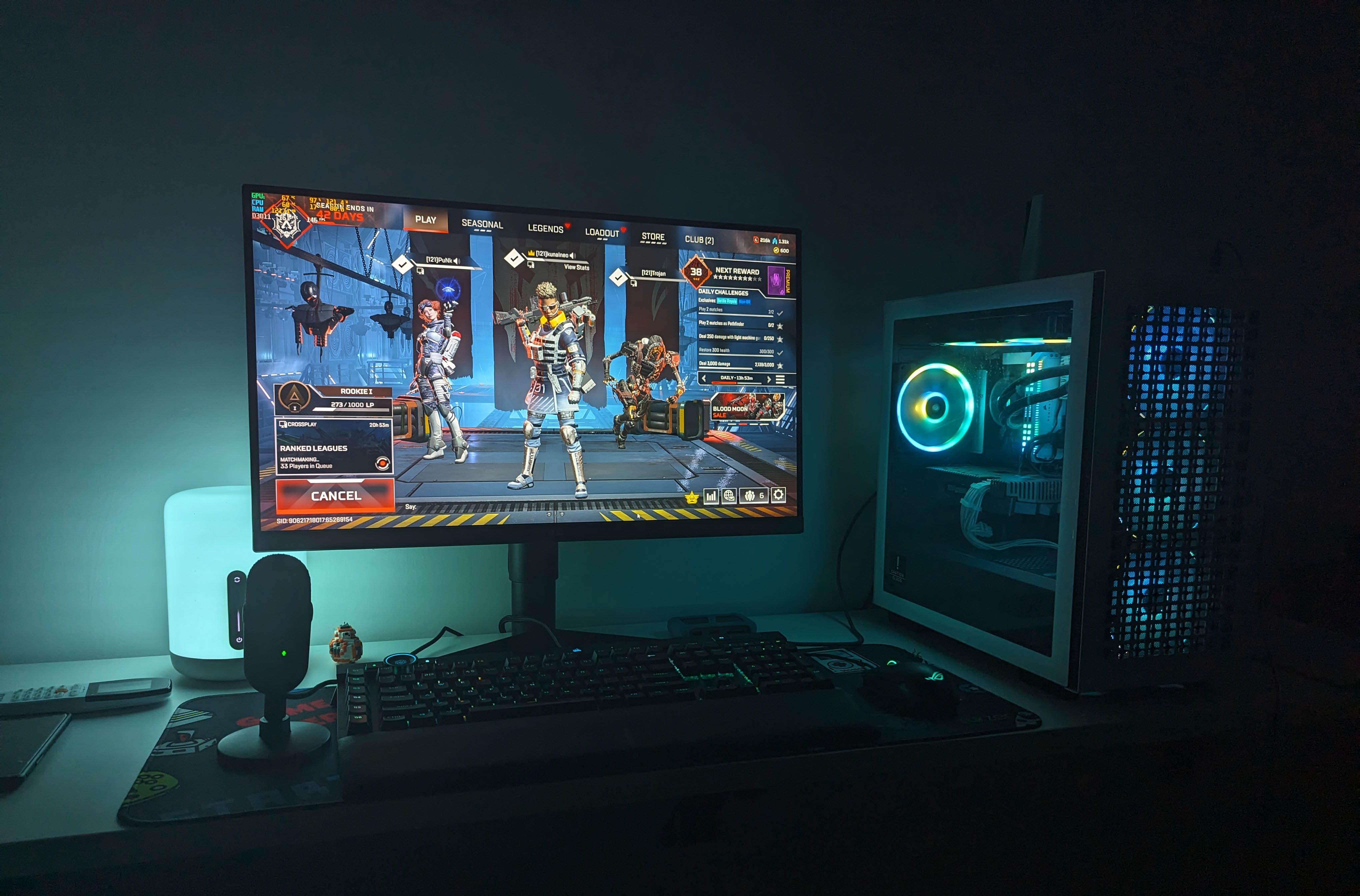 Um PC gamer com luzes RGB sincronizadas rodando Apex Legends.