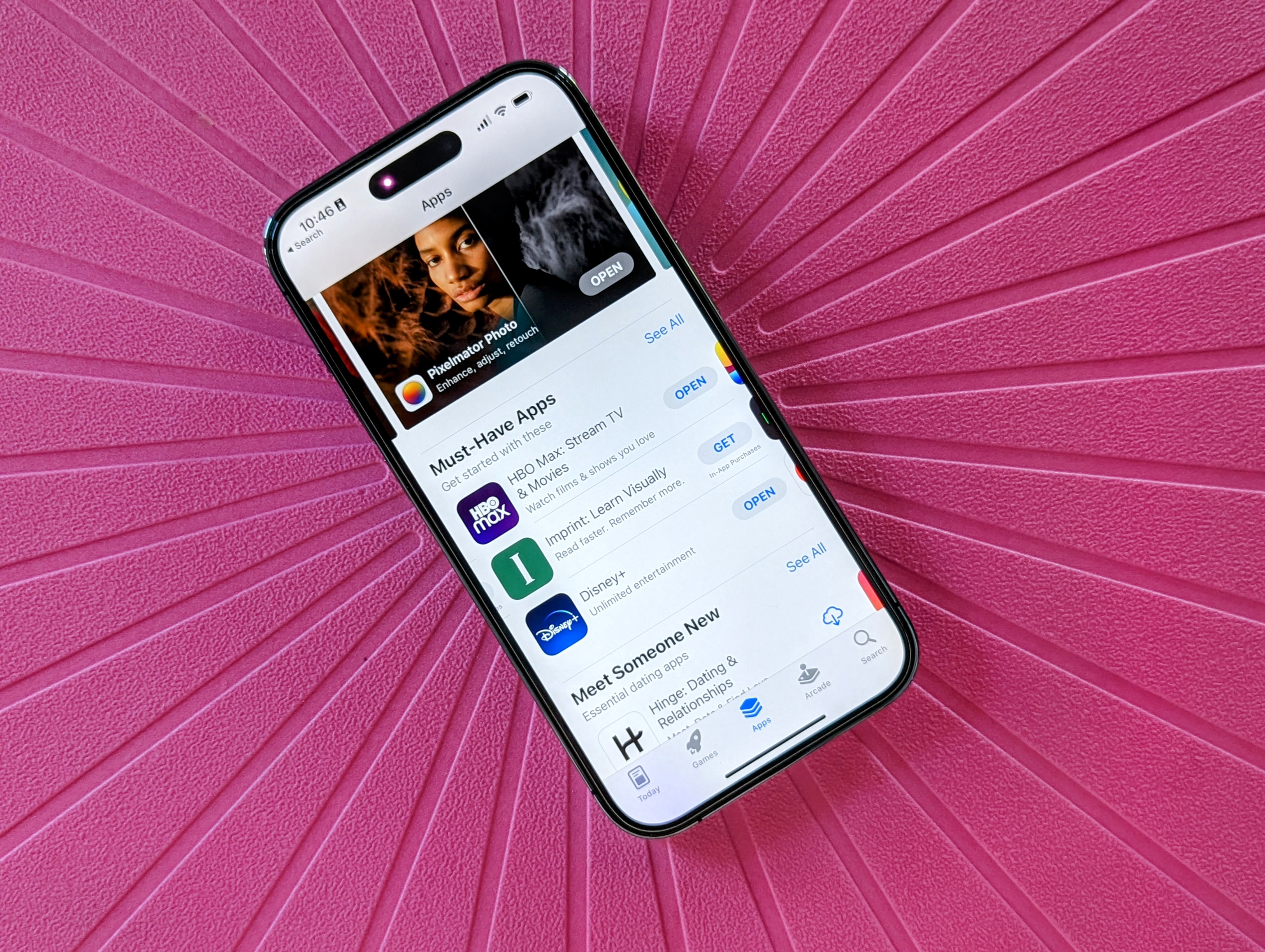 App Store exibida em um iPhone 14 Pro em um fundo rosa