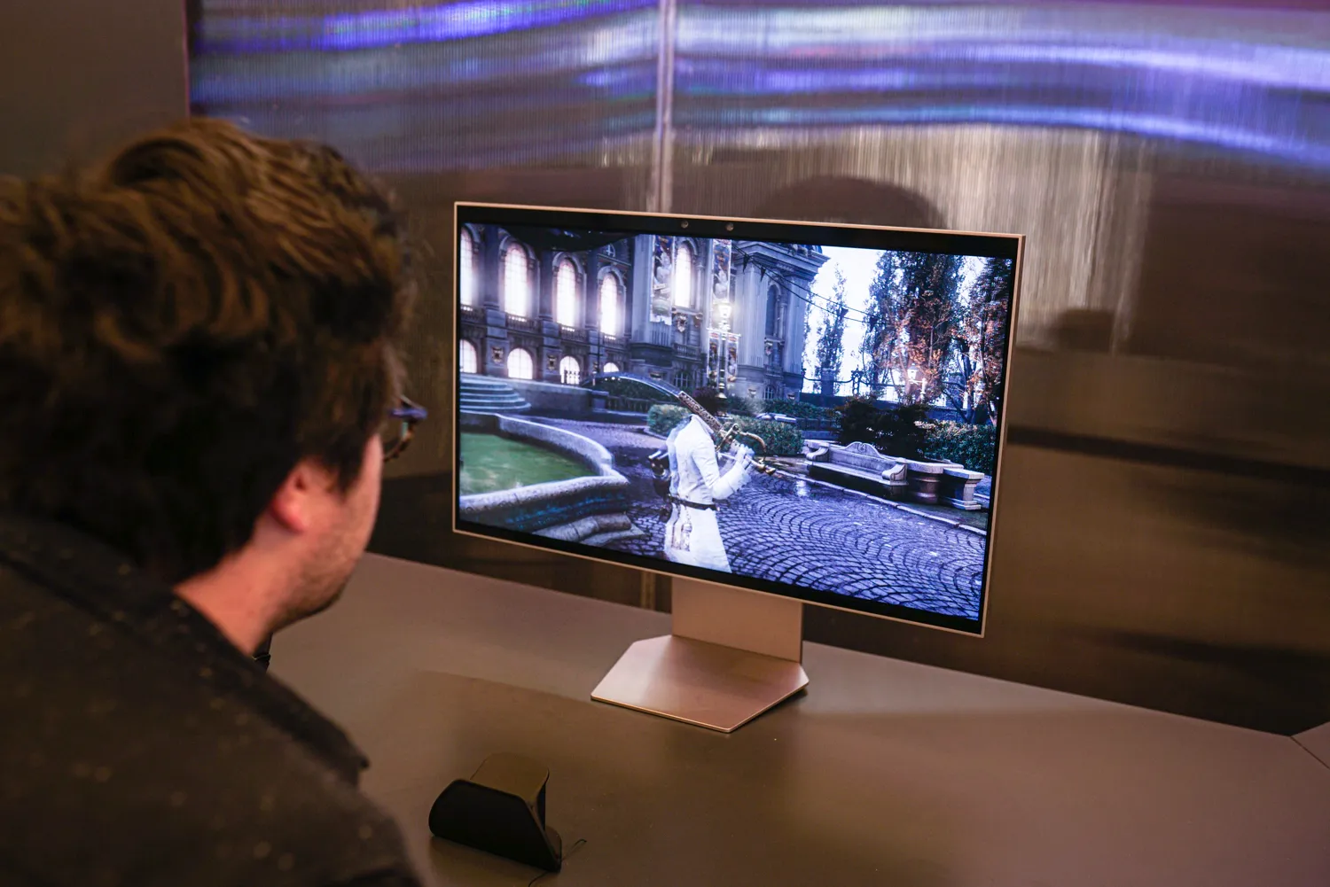 Engaños de P en el monitor de juegos en 3D sin gafas de Samsung en el CES 2024.