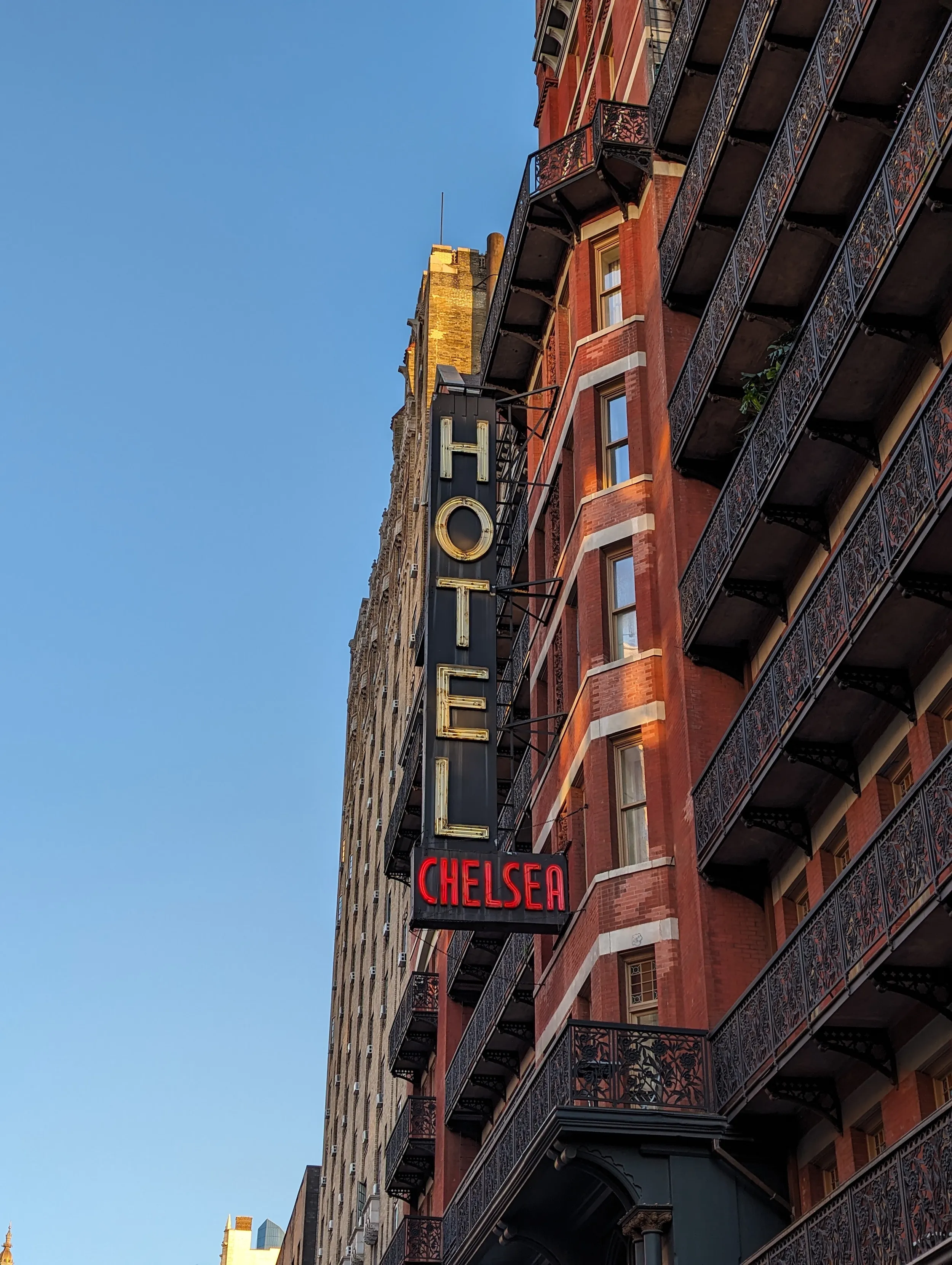 Foto di un cartello che dice "Hotel Chelsea," scattata con il Google Pixel 8 Pro.