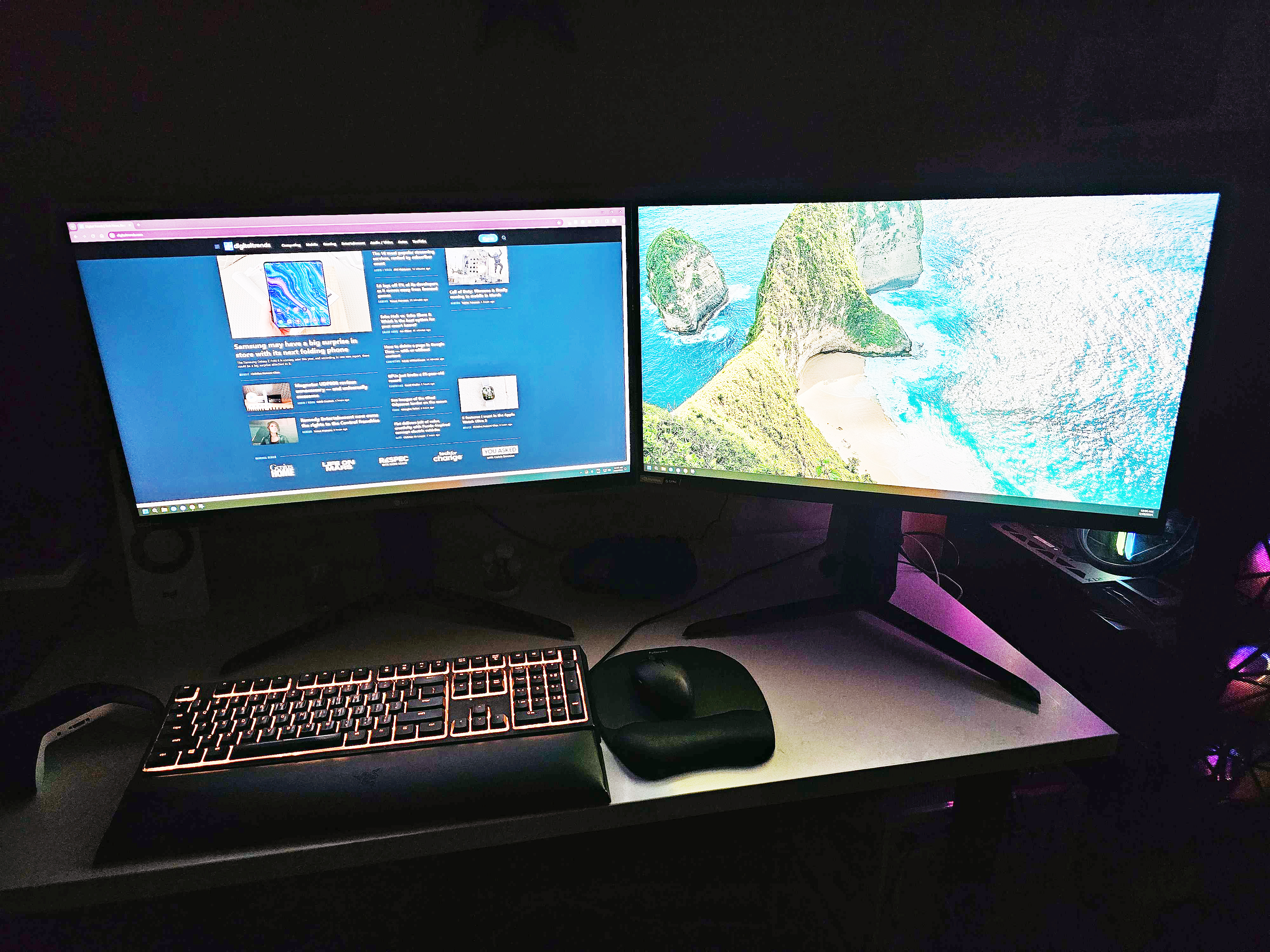 Dos monitores LG UltraGear en un escritorio frente a un fondo oscuro.