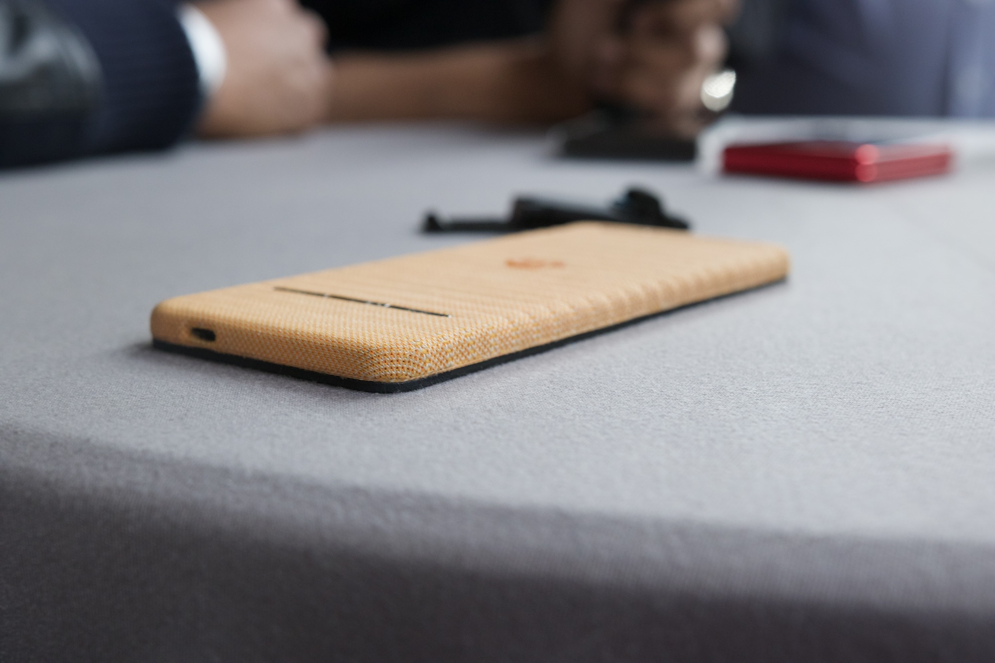 Telefono concettuale della Motorola posto sul tavolo con il display rivolto verso il basso.