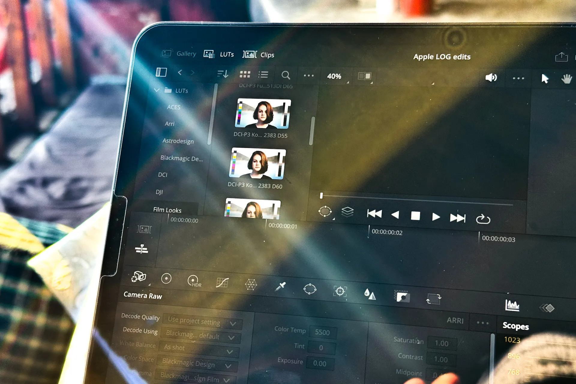 Эксперименты с цветовыми преобразованиями в приложении для редактирования видео на iPad.