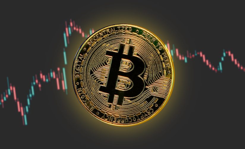 Uma imagem de um Bitcoin de ouro com um gráfico de velas ao fundo.