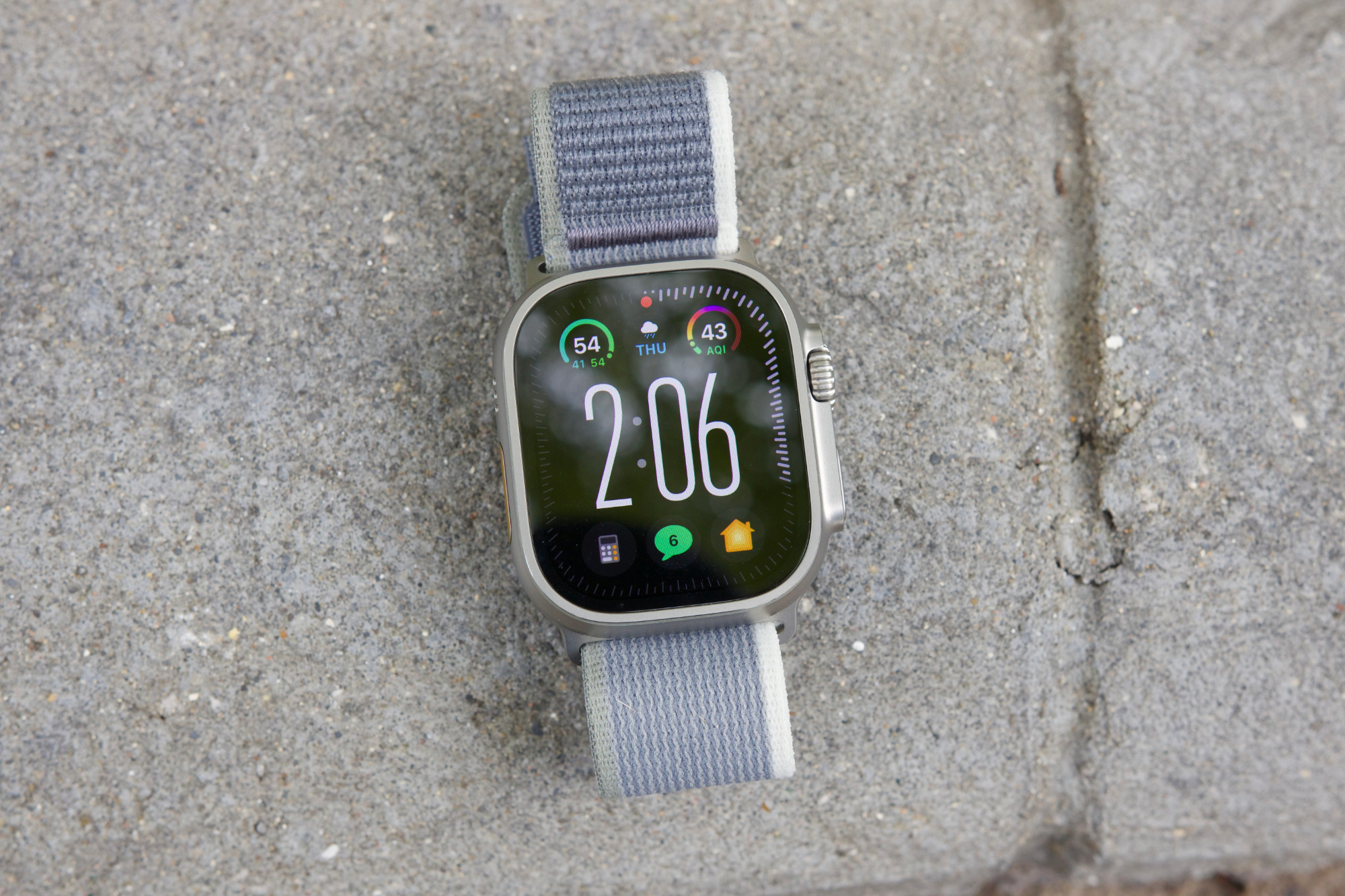 L'Apple Watch Ultra 2 appoggiato a terra, mostrando il quadrante dell'orologio Modular Ultra.