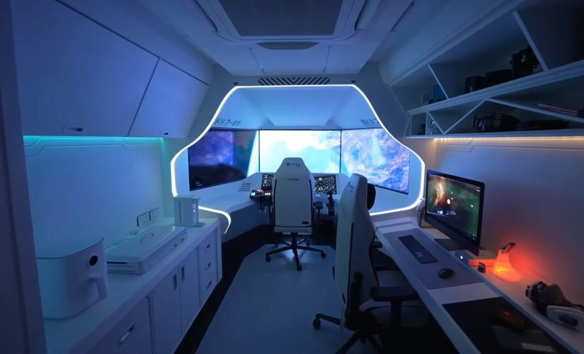 Uma imagem de uma sala de jogos temática de nave espacial