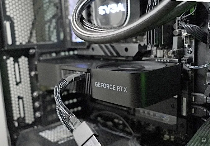 Placa Geforce RTX dentro de um PC.