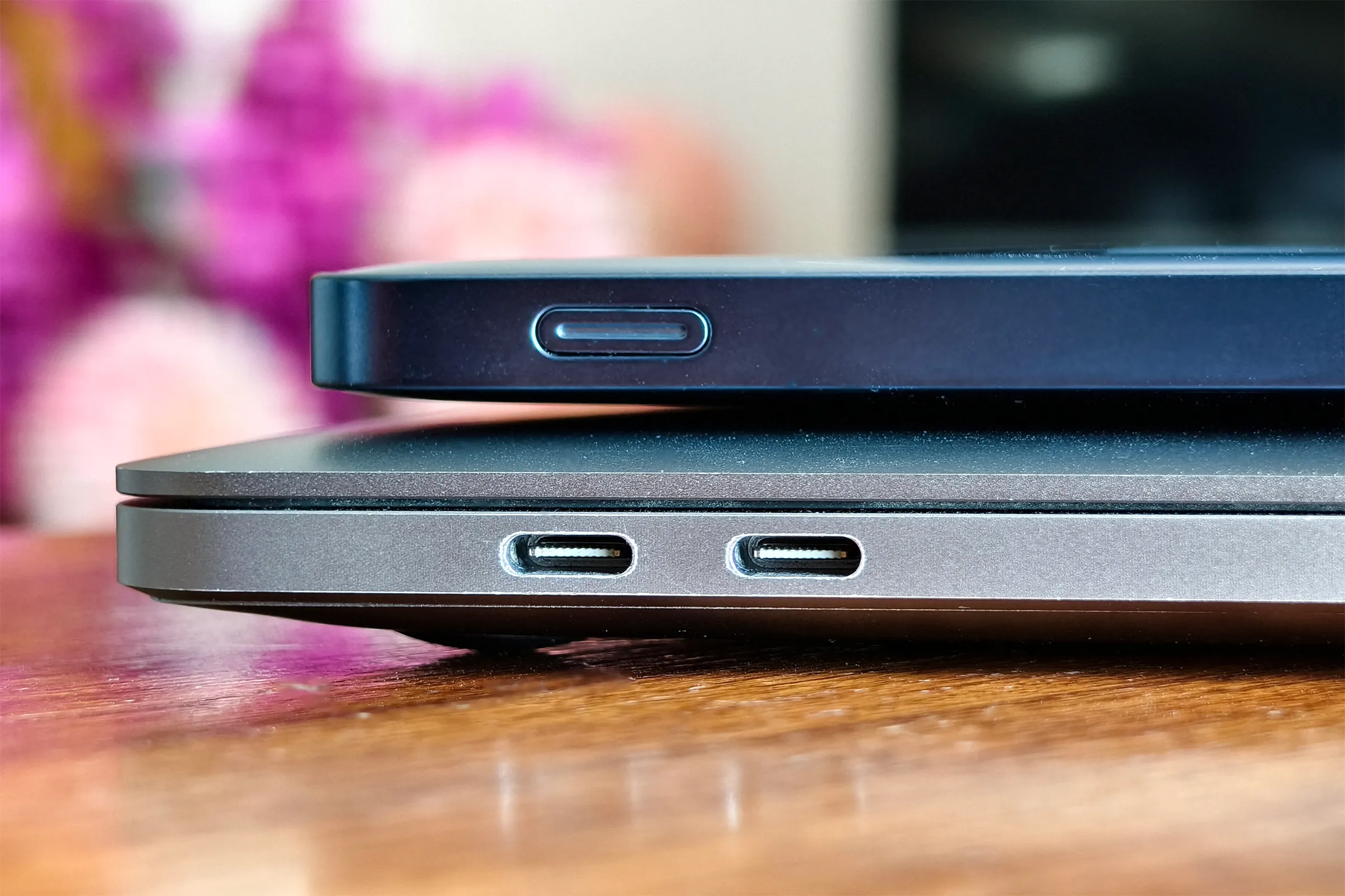 Baseus Blade 2 笔记本厚度与2020年12英寸MacBook Pro比较。