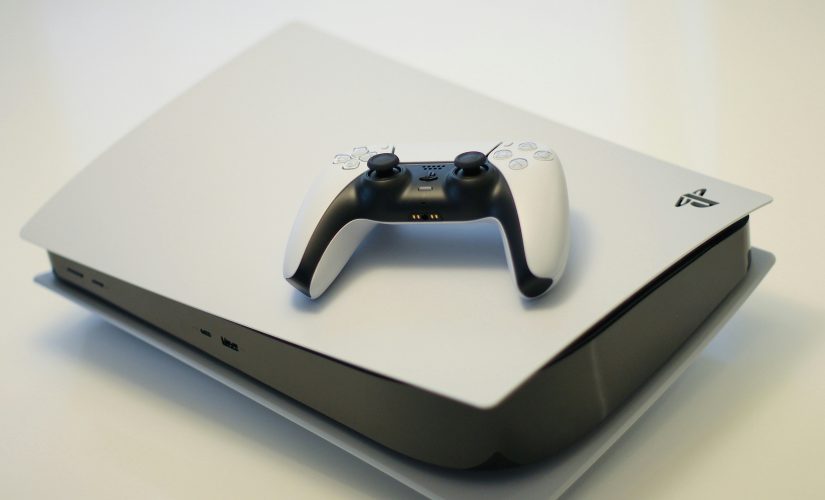 Playstation 5 da Sony com controle em fundo branco