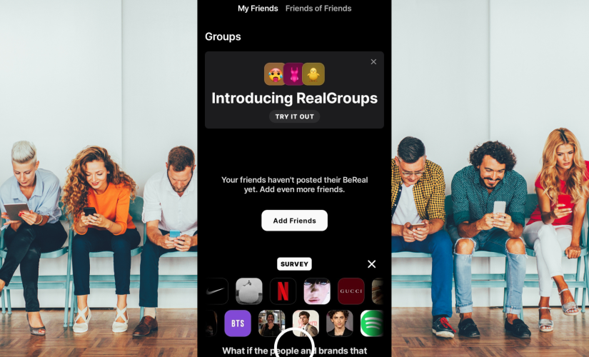 BeReal introduz recurso de influenciador para impulsionar o engajamento. Grupo de pessoas sentadas no banco olhando para o telefone com captura de tela do aplicativo BeReal na frente.