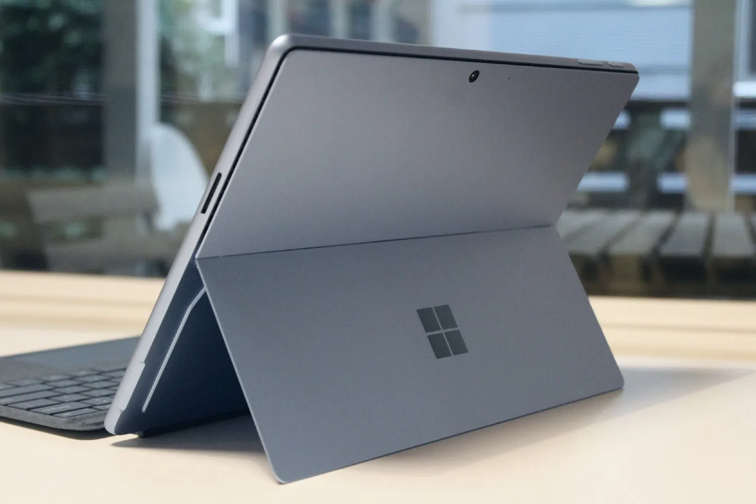 La parte trasera del Surface Pro 9, con el soporte desplegado.