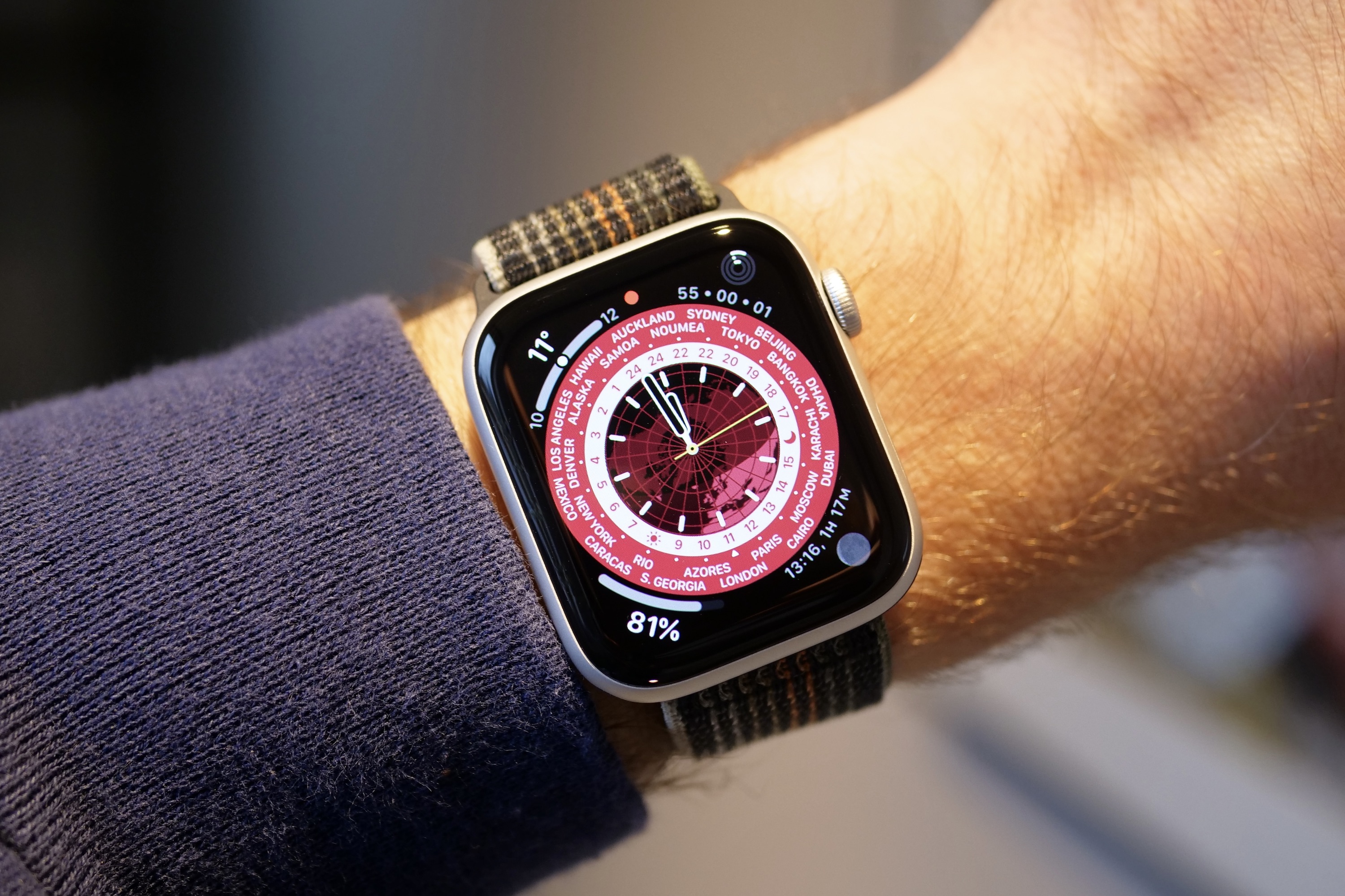 Apple Watch SE 2에서 World Time 시계 페이스가 표시됩니다.