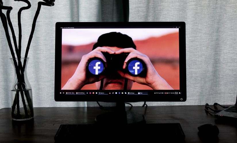Logotipo do Facebook em uma tela de computador