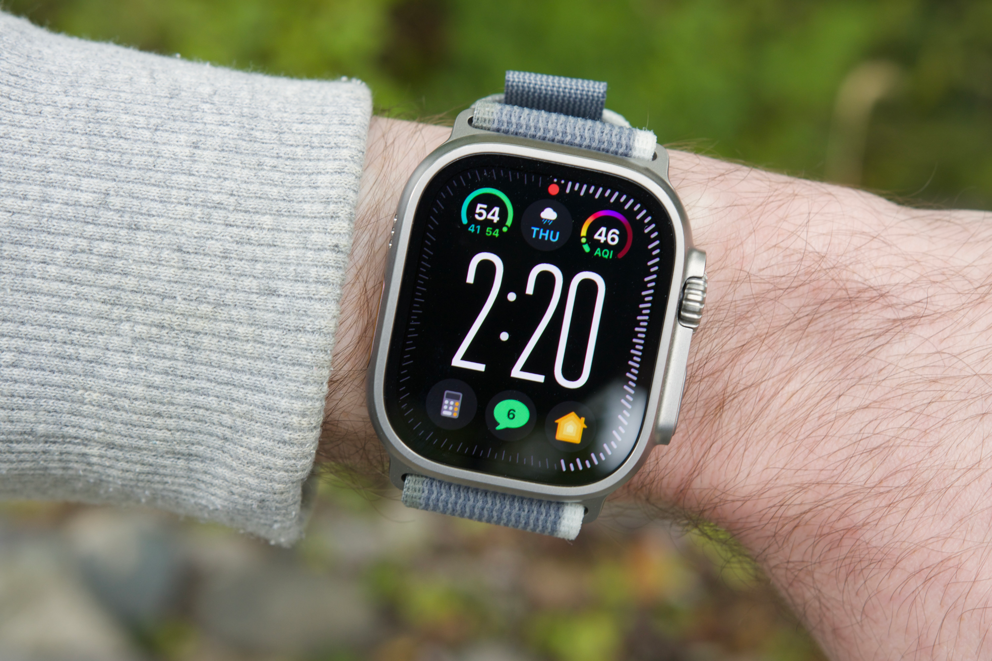 Qualcuno con l'Apple Watch Ultra 2 indossato, che mostra il quadrante del modulo Ultra.